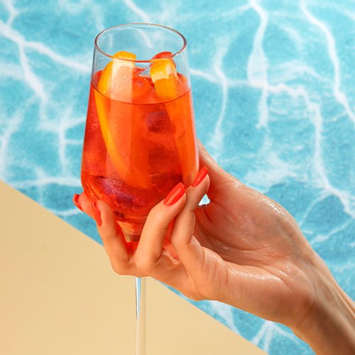 Coctel aperol spritz en la piscina